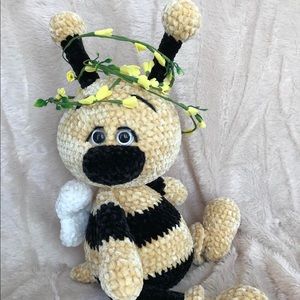 Beautiful crochet plush bee. Handmade with love. Condition: NEW